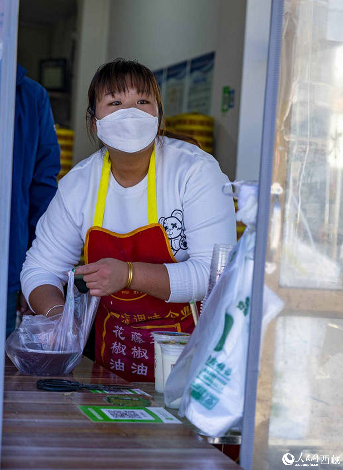 包子店老板正在為顧客打包早餐。人民網(wǎng) 次仁羅布攝