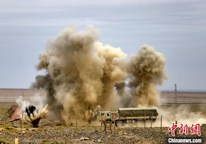 圖為模擬運(yùn)輸分隊(duì)通過(guò)炮火路段?！?王先鋒 攝