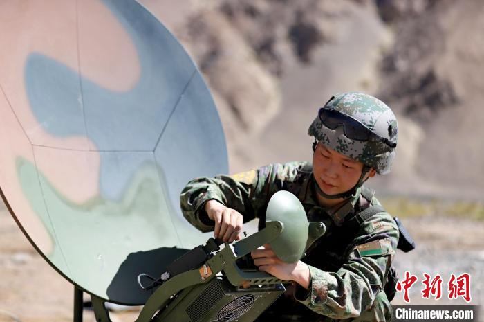 圖為官兵進(jìn)行衛(wèi)星通訊架設(shè)?！?鄒寧寧 攝