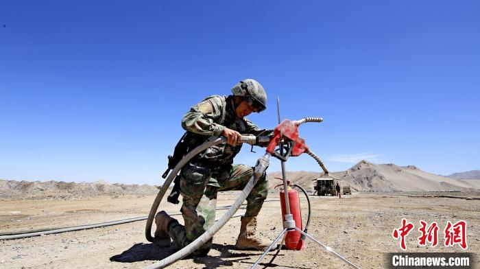 圖為官兵為群車加油?！?胡吉容 攝