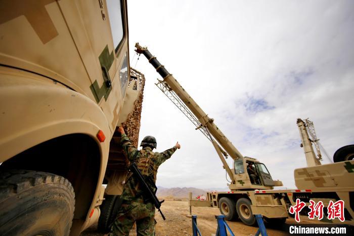 圖為野戰(zhàn)車輛搶修環(huán)節(jié)。　 祁漢智 攝
