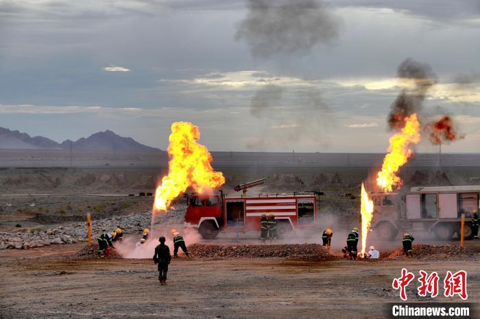 圖為野戰(zhàn)管線搶修?！?鄒寧寧 攝