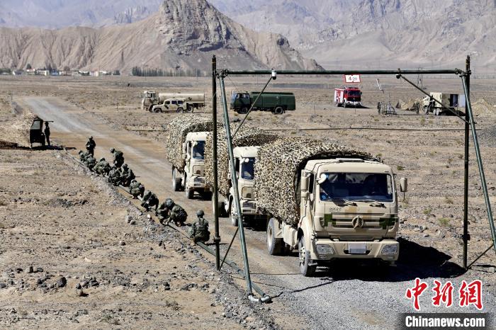 圖為野戰(zhàn)管線鋪設(shè)?！〕套颖?攝