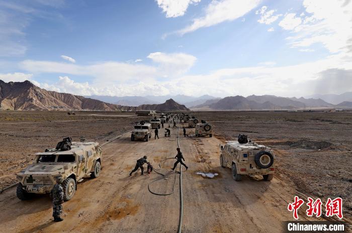 圖為群車加油科目演練現(xiàn)場(chǎng)?！?祁漢智 攝