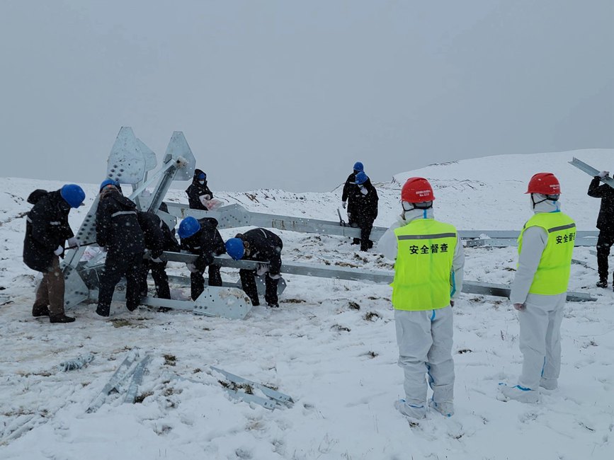 9月13日，電力施工人員正在對改造工器具進行清點和組裝。秦鐘攝