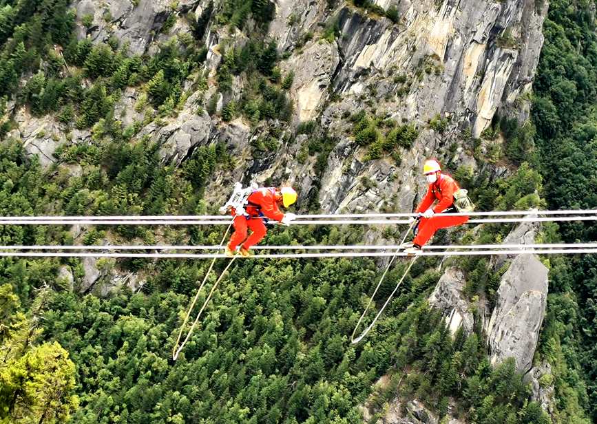 9月15日，電力檢修人員開展左波線米堆冰川段導(dǎo)線扭絞處理走線作業(yè)。旦尼攝