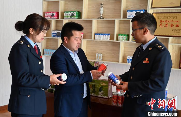 圖為林芝稅務(wù)部門上門了解企業(yè)情況，并宣講稅收政策。資料圖 趙朗 攝