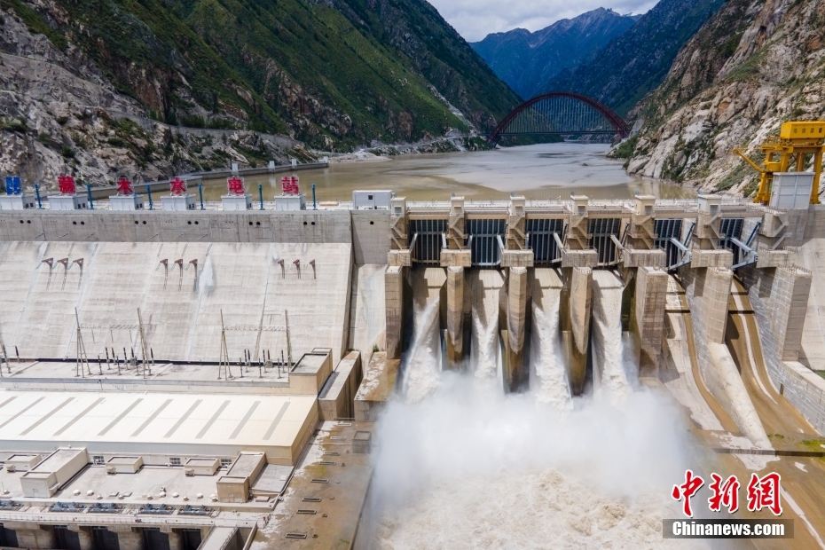 資料圖為2021年8月7日，西藏山南雅魯藏布江上的藏木水電站。（無(wú)人機(jī)畫(huà)面） <a target='_blank' href='/'><p  align=