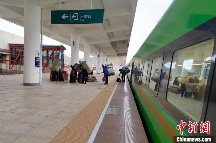 乘客乘復(fù)工專列抵達(dá)日喀則?！±_車務(wù)段 供圖