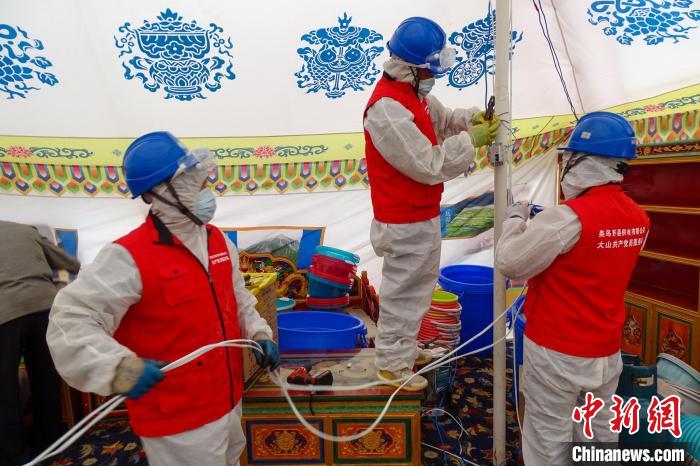 圖為西藏類烏齊縣供電部門為臨時(shí)隔離點(diǎn)50頂帳篷進(jìn)行用電接入。　洛松登珠 攝