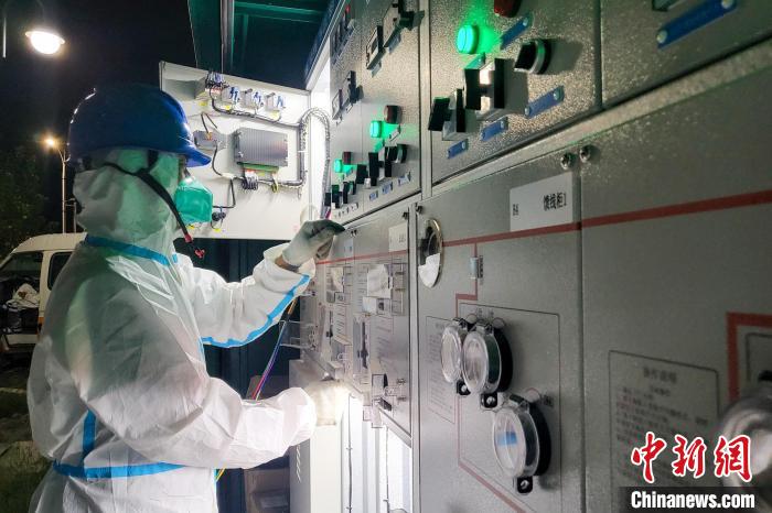 西藏電力部門順利完成方艙醫(yī)院供電設(shè)備安全可靠接入?！⊥醮箫w 攝