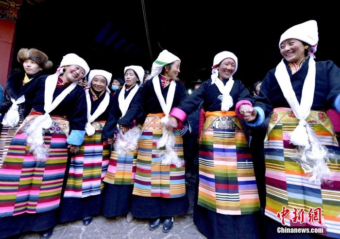 資料圖為2014年12月6日，拉薩民眾歡度“仙女節(jié)”。 <a target='_blank' href='/'><p  align=