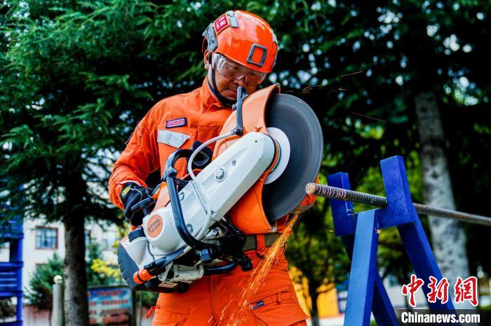 西藏林芝森林消防年度綜合救援技能大練兵活動(dòng)現(xiàn)場(chǎng)。　侯杰 攝