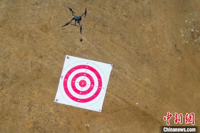 圖為消防員利用無(wú)人機(jī)空投滅火彈?！钣例?攝