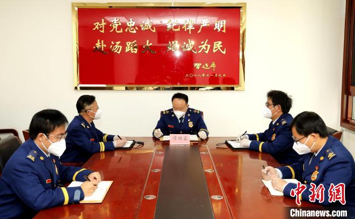 圖為西藏森林消防總隊在二十大開幕會結(jié)束后組織學(xué)習(xí)討論。　西藏森林消防總隊供圖