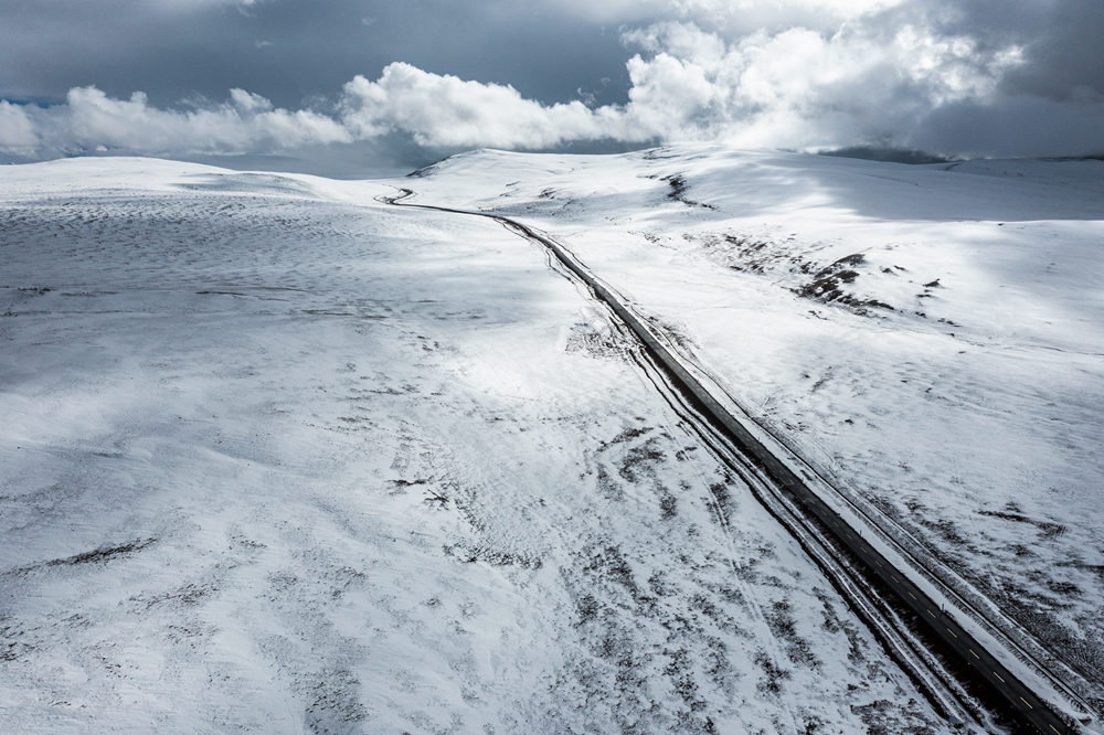 西藏阿里地區(qū)改則縣迎來初雪，銀裝素裹，美如畫卷。