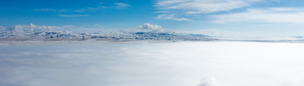 西藏阿里地區(qū)改則縣迎來初雪，銀裝素裹，美如畫卷。