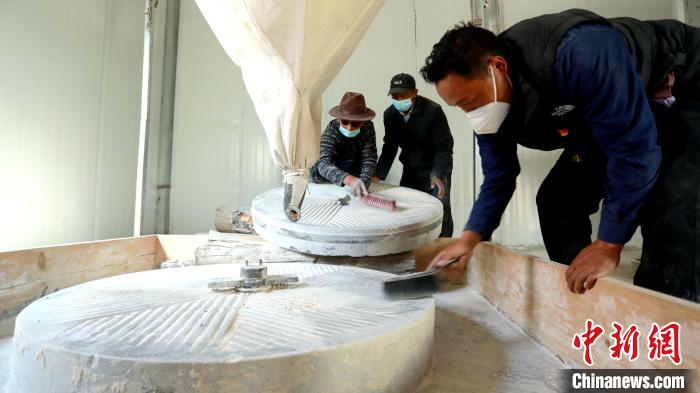 圖為合作社負責人完成糌粑加工后清掃水磨設(shè)施?！〖卫杩h融媒體中心供圖