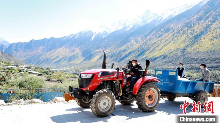 圖為工作人員將把加工完成的糌粑運送至村民手中。　嘉黎縣融媒體中心供圖