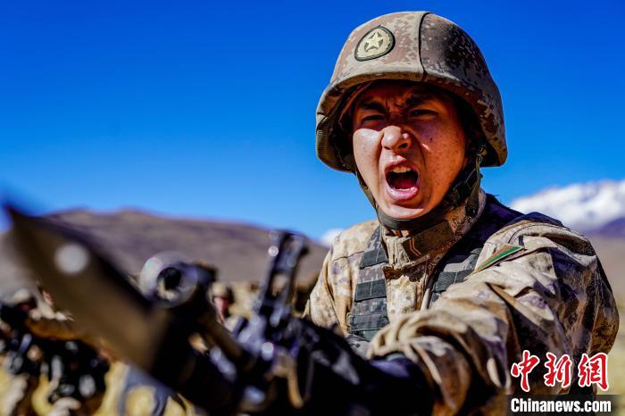 官兵正在進(jìn)行刺殺操訓(xùn)練。　西藏山南軍分區(qū)某團(tuán)供圖