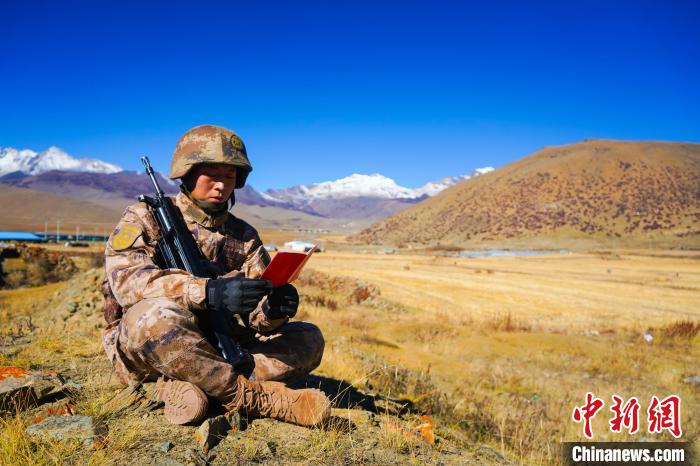 戰(zhàn)士正在品讀該團(tuán)制作下發(fā)的二十大報告內(nèi)容匯編“口袋書” ?！∥鞑厣侥宪姺謪^(qū)某團(tuán)供圖