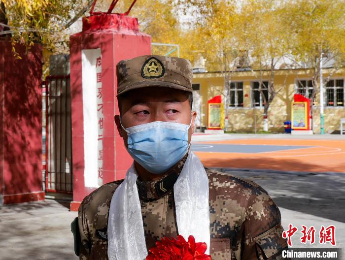 圖為什布奇邊防連退伍老兵臨別前再看一眼連隊?！詵| 攝