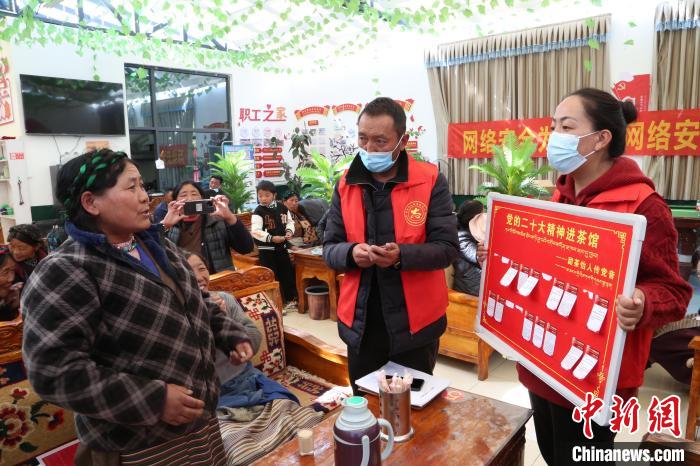 圖為瓊結縣村民參與問答。　倫珠澤仁 攝