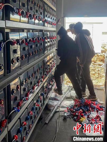 圖為微電網(wǎng)系統(tǒng)安裝調(diào)試現(xiàn)場?！O寶鶴 攝