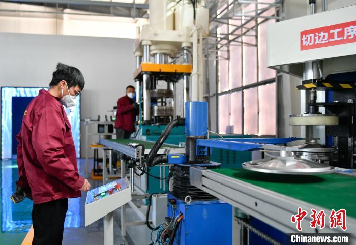 圖為炊具生產(chǎn)線。　貢嘎來松 攝