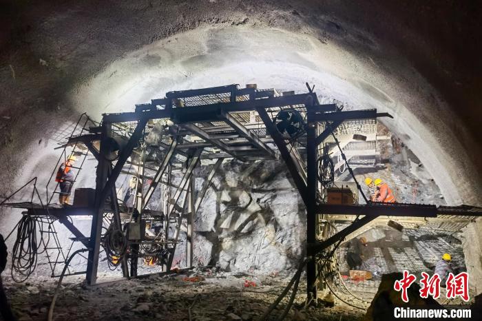 資料圖為隧道施工掘進(jìn)過(guò)程中。　西藏自治區(qū)交通運(yùn)輸廳 供圖