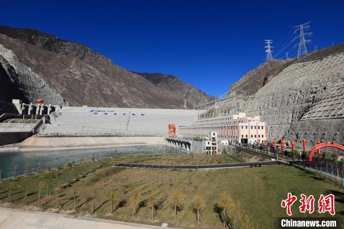 圖為金沙江上游蘇洼龍水電站?！⊥趵?攝