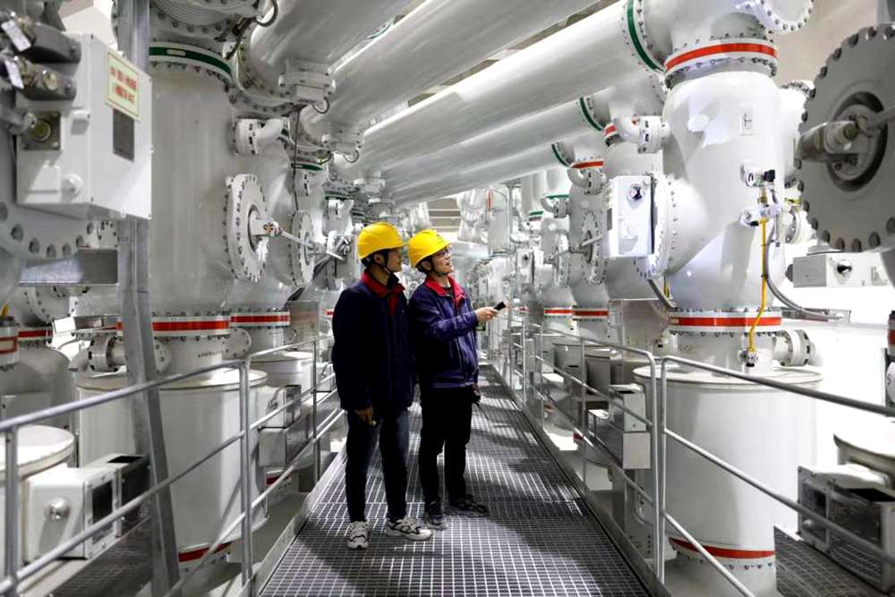 進行日常檢查。吳雛音 攝