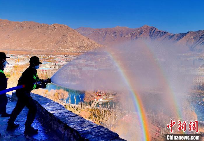 12月6日，布達拉宮消防救援大隊在布達拉宮山體林草區(qū)域開展?jié)窕ぷ鳌！㈣?攝