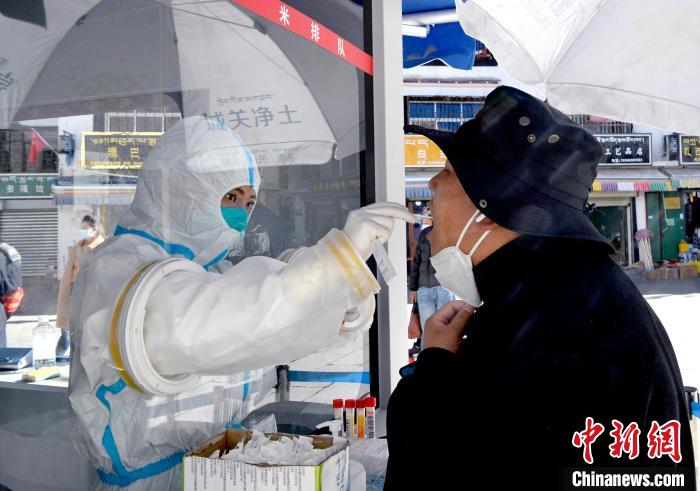 12月7日，拉薩市民正在進行核酸檢測。　李林 攝