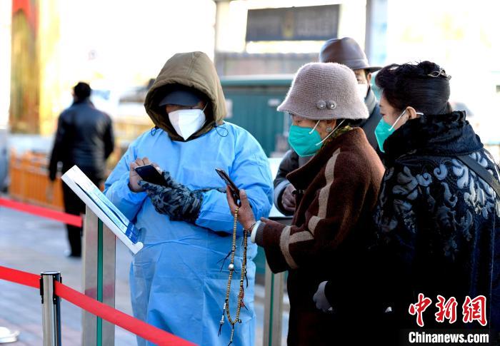 12月7日，拉薩市民掃碼進入銀行辦理業(yè)務(wù)。　李林 攝