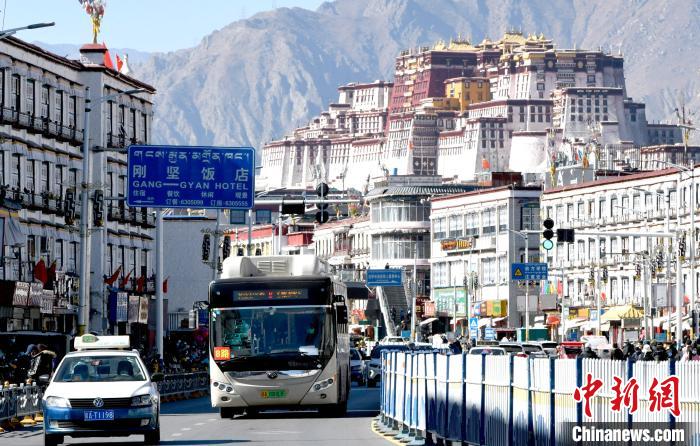 12月7日，一輛公交車從拉薩市城關(guān)區(qū)北京東路駛過。　李林 攝