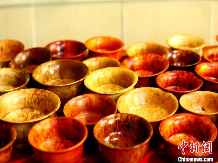 圖為木碗成品。　 鄧巴 　攝