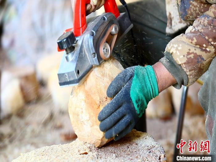 圖為手工藝人正在制作木碗?！〉录?　攝