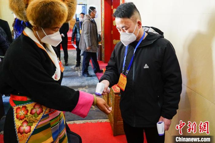政協(xié)委員測體溫后入場?！〗w波 攝