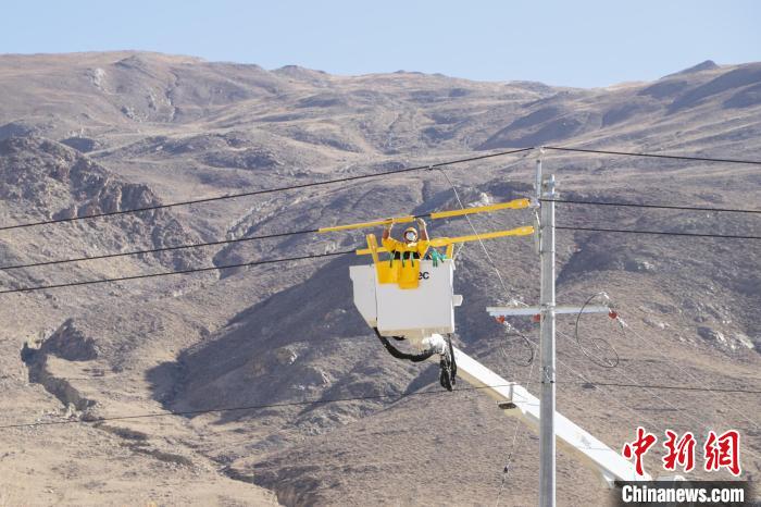 圖為11月9日，國(guó)網(wǎng)山南供電公司工作人員進(jìn)行搭火工作。　格桑 攝