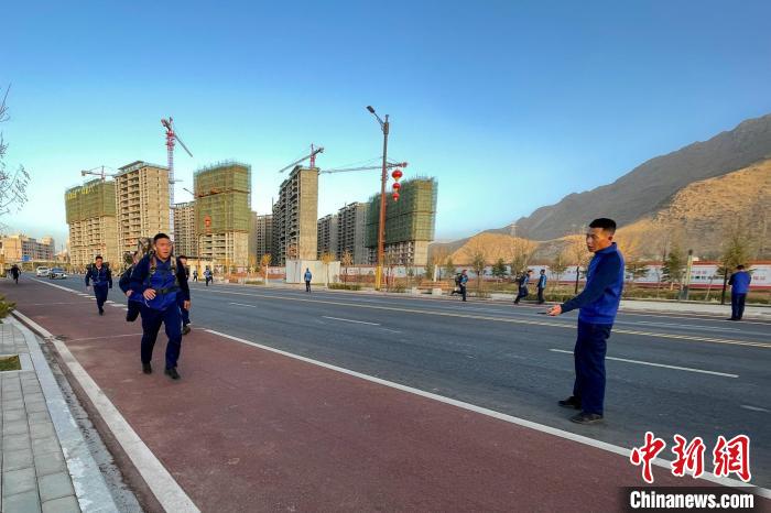 負(fù)重5公里體能訓(xùn)練。　西藏森林消防總隊特勤大隊 供圖