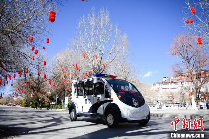 圖為1月23日，布達拉宮廣場派出所民警正在巡邏。　貢嘎來松 攝