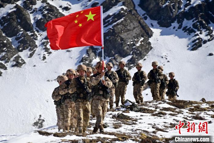 官兵們?cè)谘策呁局小！≡裢?攝