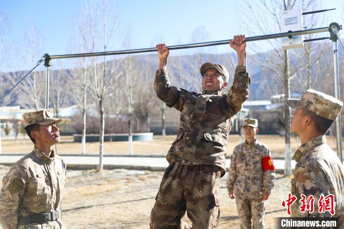 單杠引體向上現(xiàn)場，選手竭盡全力突破自我。　吳蒙昆 攝