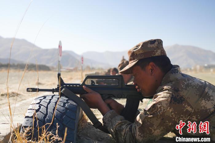 參賽民兵在進行瞄準?！敲衫?攝