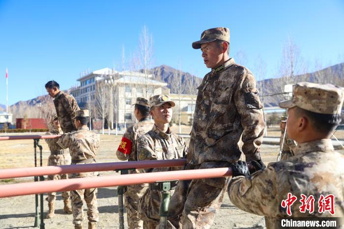 雙杠臂屈伸項目競賽現(xiàn)場。　吳蒙昆 攝