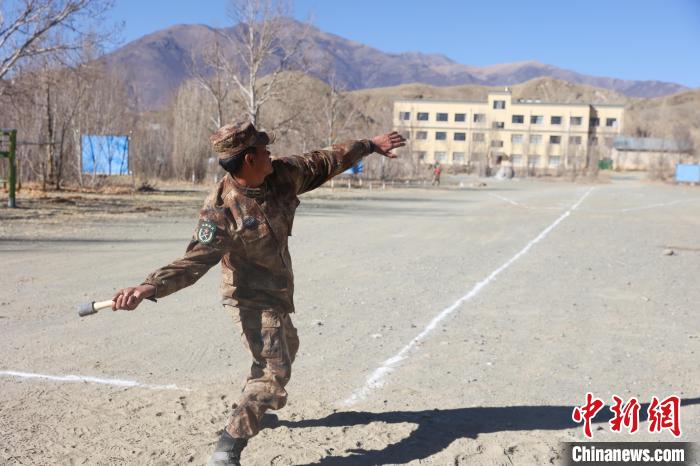 手榴彈投遠比武競賽現(xiàn)場?！敲衫?攝