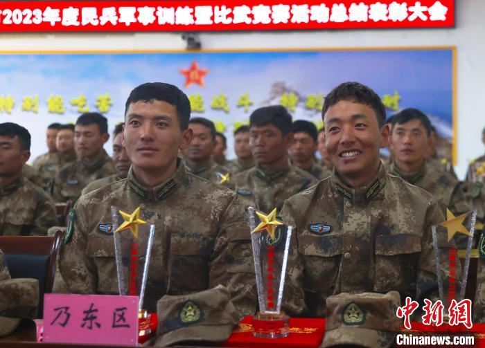 表彰大會上，獲獎選手開心瞬間?！敲衫?攝