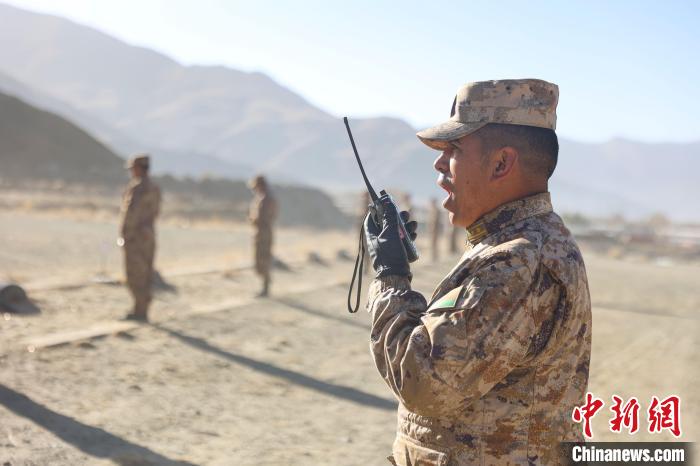 裁判員羅布次仁下達“臥姿裝子彈”口令?！敲衫?攝