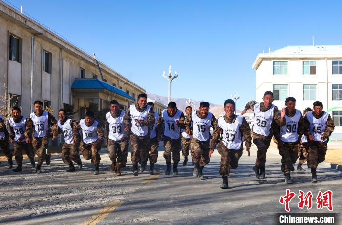 3000米開賽，選手們奮勇爭先。　吳蒙昆 攝